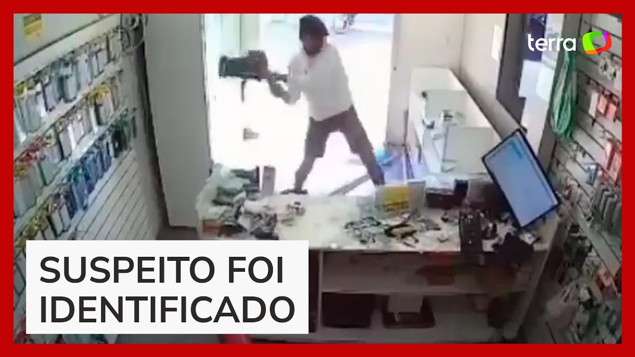 Vídeo flagra momento em que homem destrói parte loja de celulares com marreta em MG