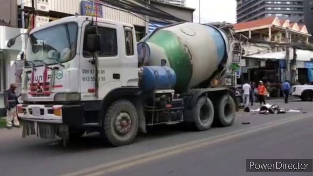 Video: Motociclista fue aplastado por un camión mezclador de cemento