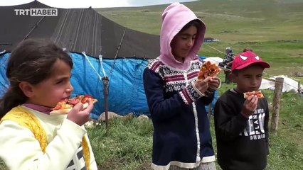 Bursları ile aldıkları hediyeleri yayladaki çocuklara dağıttılar