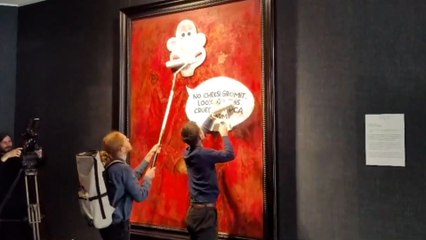 Activistas por los derechos de los animales vandalizan el retrato de Carlos III de Inglaterra