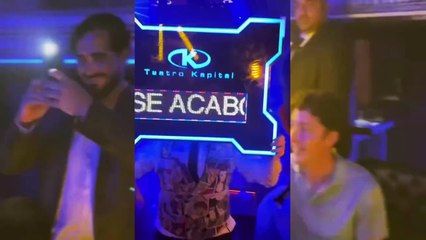 Alvise Pérez celebra con el pequeño Nicolás el resultado de las europeas