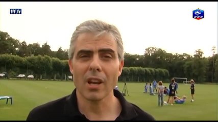 A la table de ping-pong Jean-Philippe Gatien avec les Bleus