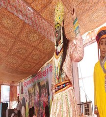 भागवत कथा में भगवान उठाया गोवर्धन पर्वत तो श्रद्धालुओं की उमड़ी भीड़