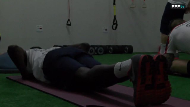 Exclu l'échauffement des Bleus dans le vestiaire