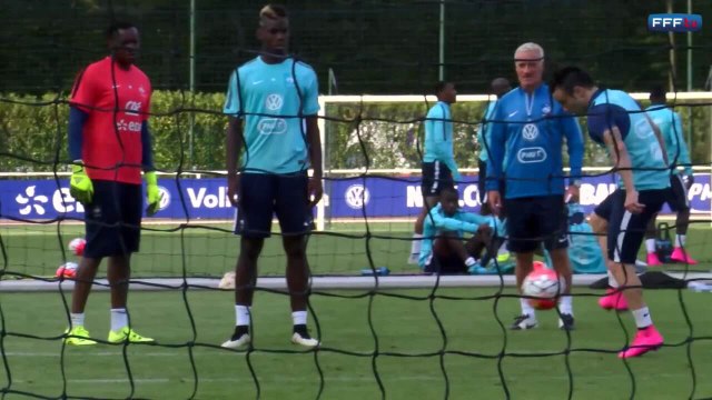 Reprises de volée et parades à l'entraînement des Bleus