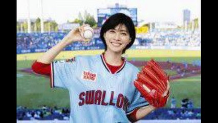 人気女子プロゴルファー・臼井麗香が始球式　ショーパン姿、豪快フォームで場内大歓声