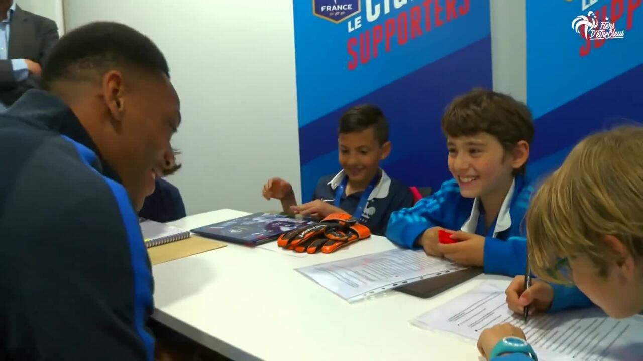 Quatre jeunes reporters à la rencontre des Bleus
