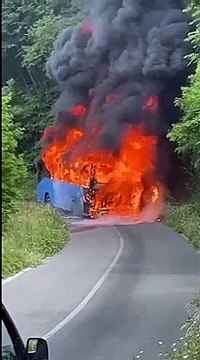 Pullman At prende fuoco a San Godenzo, distrutto dalle fiamme: il video