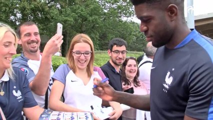 L'Equipe de France avec ses supporters à Clairefontaine