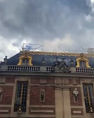 colonna di fumo nero esce dal castello di Versailles