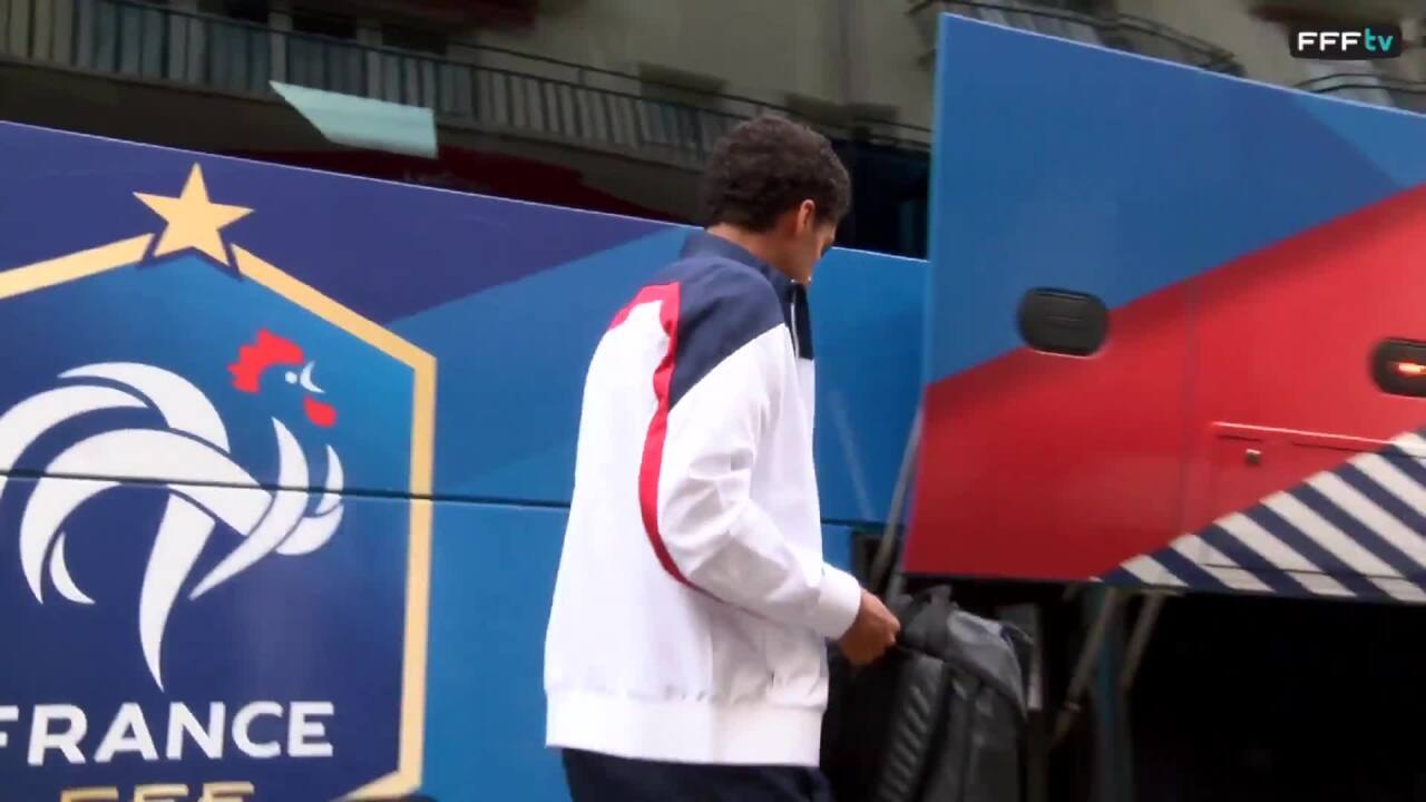L'arrivée des Bleus en bus à Enghien