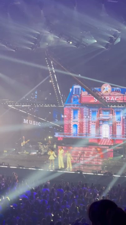 Exclu Dailymotion : La Star Academy 2023 chante « Envole-moi » à Bercy