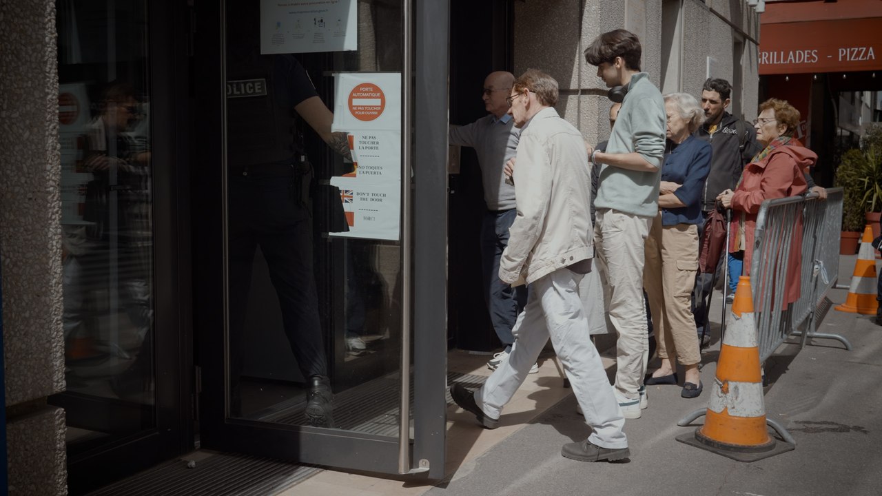 Législatives : à Paris, des électeurs se ruent au commissariat pour les procurations