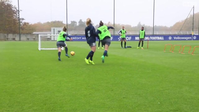 France-Brésil Féminines exercices devant le but pour les Bleues