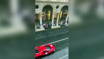 Una lunghissima sfilata di Ferrari spettacolari nel centro di Torino