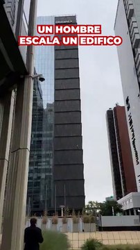 Un hombre escala un edificio en Puerto Madero, Buenos Aires, Argentina
