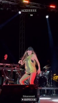 Δέσποινα Βανδή: Έβαλε «φωτιά» στη συναυλία της στα Ιωάννινα! Η εμφάνιση με σούπερ μίνι χρυσό φόρεμα!