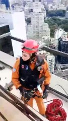 Así detuvieron a  Marcin Banot que escaló sin protección uno de los edificios más altos de Puerto Madero