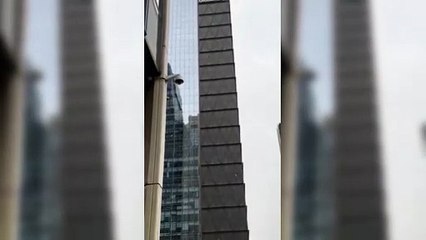 Influenciador escala um dos prédios mais altos de Puerto Madero sozinho e com as mãos