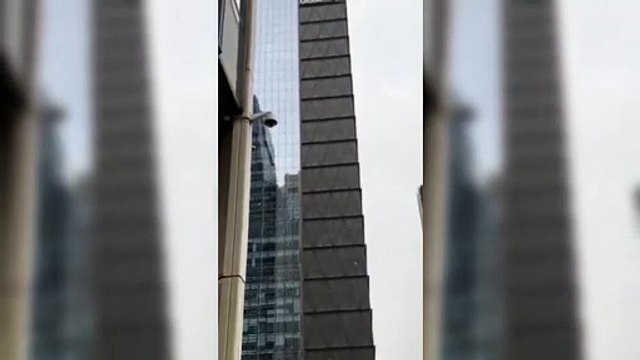 Influenciador escala um dos prédios mais altos de Puerto Madero sozinho e com as mãos