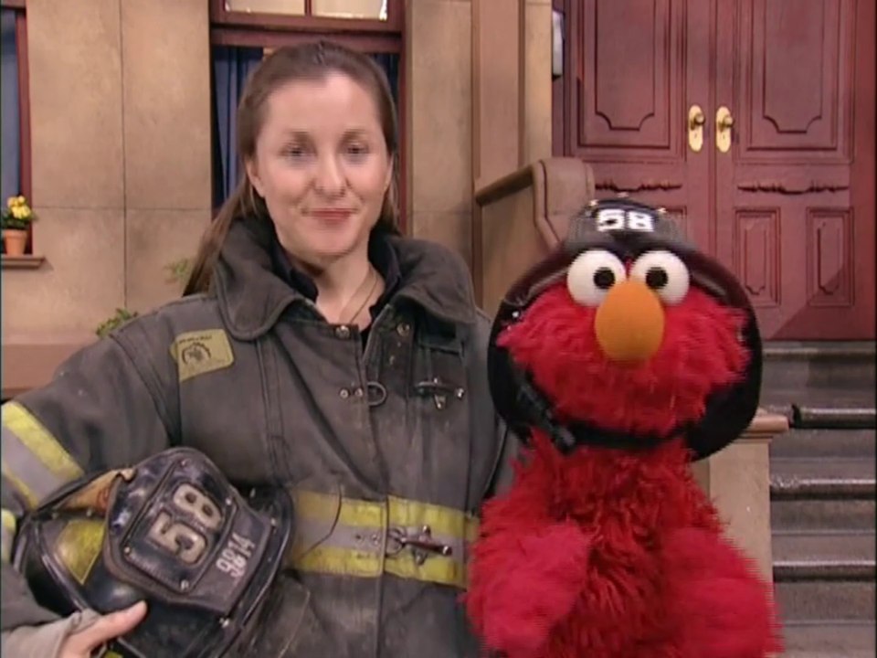 Elmo And Susan Learns About Firefighters. - video Dailymotion