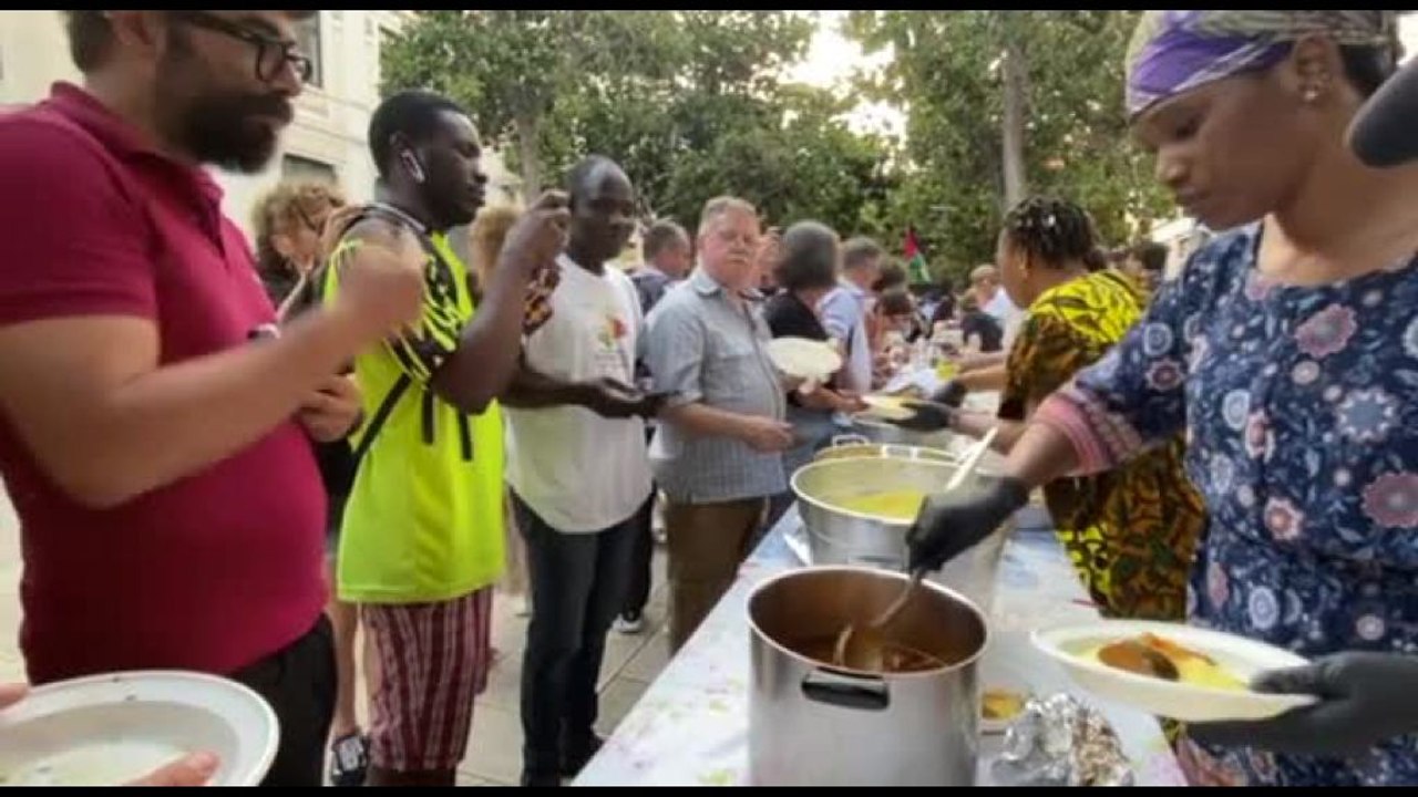 G7, a Brindisi la "cena dei poveri" contro i banchetti dei leader