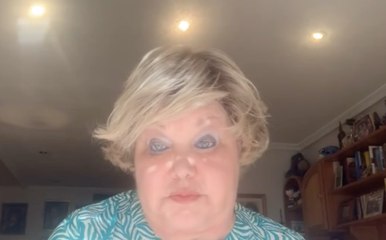 Karina reaparece tras haber sido ingresada en el hospital de urgencia