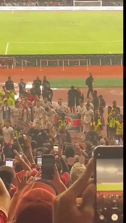 Para Pemain Timnas Indonesia Menyanyikan Lagu Tanah Airku Bersama Para Supporter
