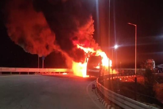 Roadways Volvo Bus Fire : दिल्ली-मुम्बई एक्सप्रेस वे पर वोल्वो बस में लगी आग, जलकर खाक