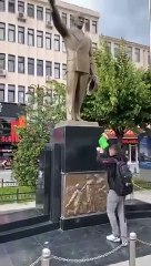 İstanbul Gaziosmanpaşa’da bir genç, Atatürk heykelini yıkadı
