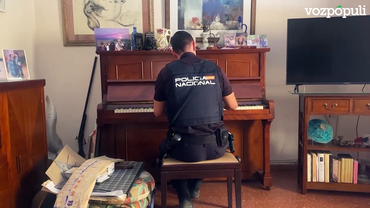 Un policía calma a una anciana a la que habían entrado a robar tocando el piano