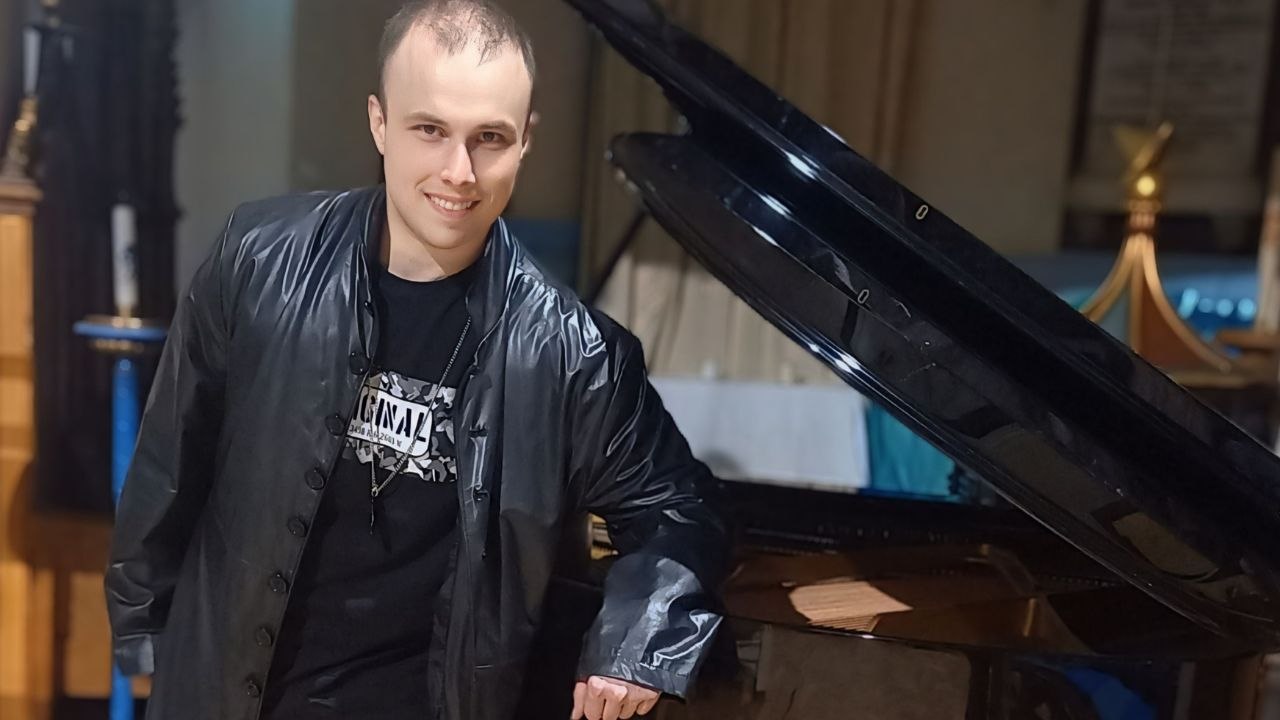 Homeless man filmed playing piano at a shelter comes forward