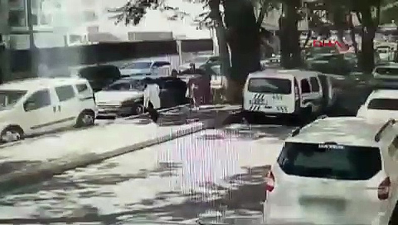 Anne- babasının otomobilde bıraktığı ikizleri polis baygın halde kurtardı; o anlar kamerada