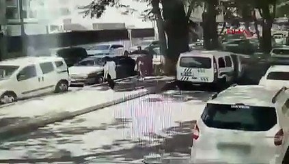 Anne- babasının otomobilde bıraktığı ikizleri polis baygın halde kurtardı; o anlar kamerada