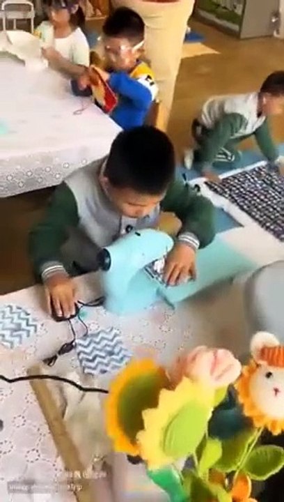 چینی تعلیمی نظام بمقابلہ ہمارا پیاسا کوا۔۔۔ روایتی طریقہ تدریس کے بجایے ہمیں عصر حاضر کے ضروریات کو دیکھ کر اپنا تعلیمی نصاب تبدیل کرنا ہوگا۔ 16 سال پڑھنے کے بعد ہمارے ساتھ کوئی ہنر اور سکیلز ہونی چاہیے ۔