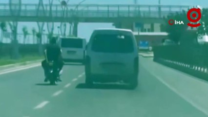 Canlarını hiçe sayıp, motosikletle seyir halindeki aracı yumrukladılar