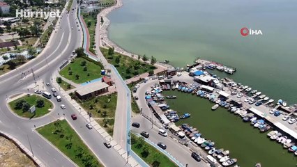 İzmir’in iki ilçesinde denizin rengi değişti, kötü koku yayıldı