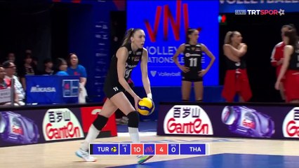 Hande Baladın çok sert bir smaçla sayı aldı