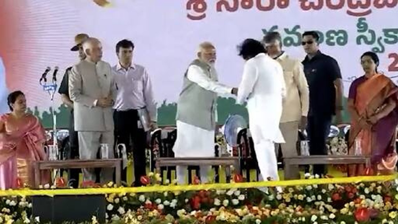 पवन कल्याण ने मोदी से मिलाया हाथ लेकिन चिरंजीवी के छुए पैर, लगे गले