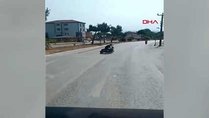 Elektrikli bisikletle 5 metrelik boruyu taşırken yola düştü