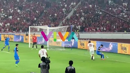 Penonton Emosi, Bung Towel Dilempar Botol Saat Nobar