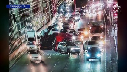 전봇대 싣고 달리던 트럭 전복