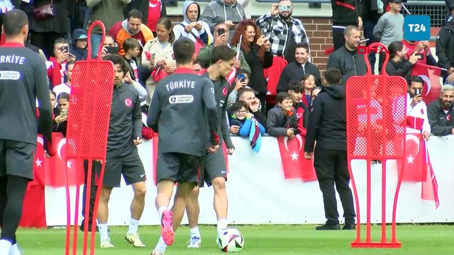 A Millî Futbol Takımı, Almanya'da taraftara açık idmanla hazırlıklarını sürdürdü