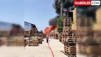 Benzin istasyonunun yanındaki palet fabrikasından alevler yükseliyor