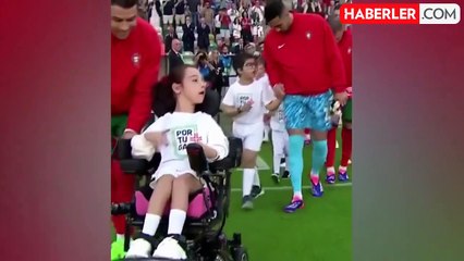 Engelli kızın istiklal marşı için sahaya girmesine yardımcı olan Cristiano Ronaldo, gönülleri fethetti