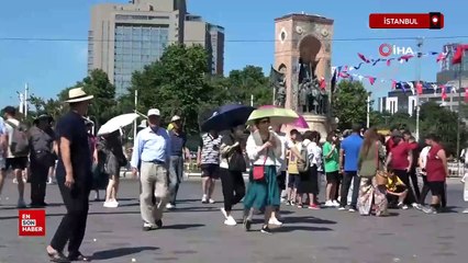 Taksim'de yerli ve yabancı turistler kavurucu sıcaktan korunmaya çalıştı