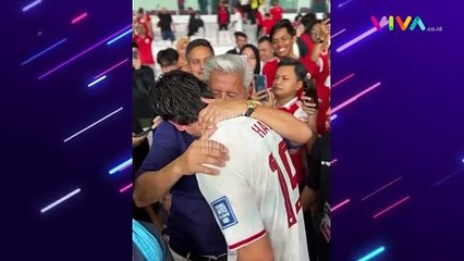 Thom Haye dan Sang Ayah Berpelukan Usai Pertandingan