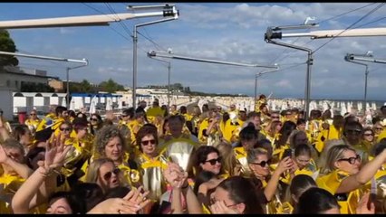 310 persone vestite come il sole a Grado, battuto il record mondiale