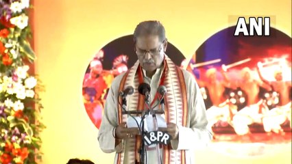 भाजपा नेता कनक वर्धन सिंह देव ने भुवनेश्वर के जनता मैदान में उपमुख्यमंत्री पद की शपथ ली