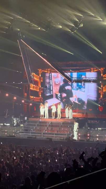 La Star Academy 2023 chante « On va s’aimer » à Bercy